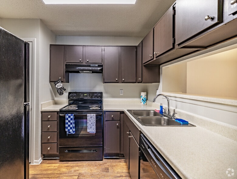 2BR, 2BA - 901SF - Kitchen - Salem Creek Apartment Homes
