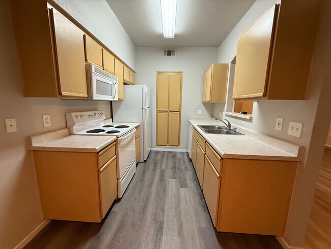 Building Photo - Cute 2 bedroom, 2 bath condo