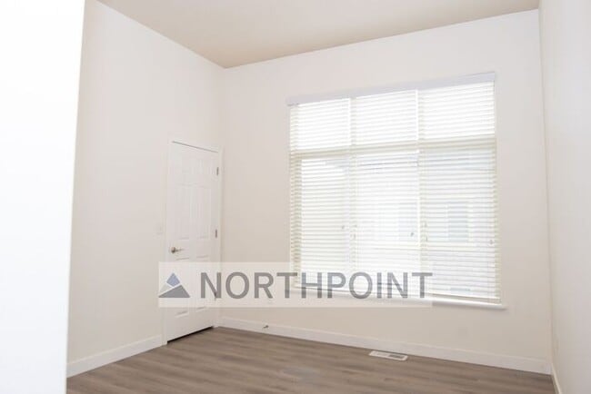 Building Photo - 2BR w/ Underground Parking Near TRAX