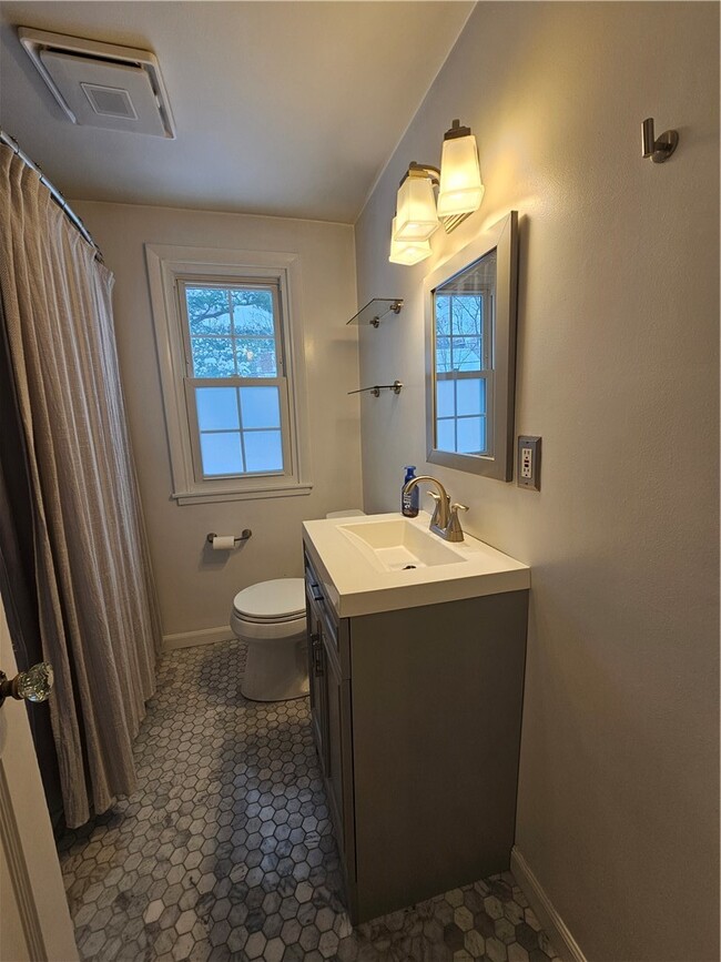 Building Photo - 940 S Grosvenor Rd