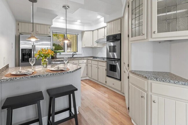 Building Photo - Exquisite Townhome in Hiwan on Golf Course!