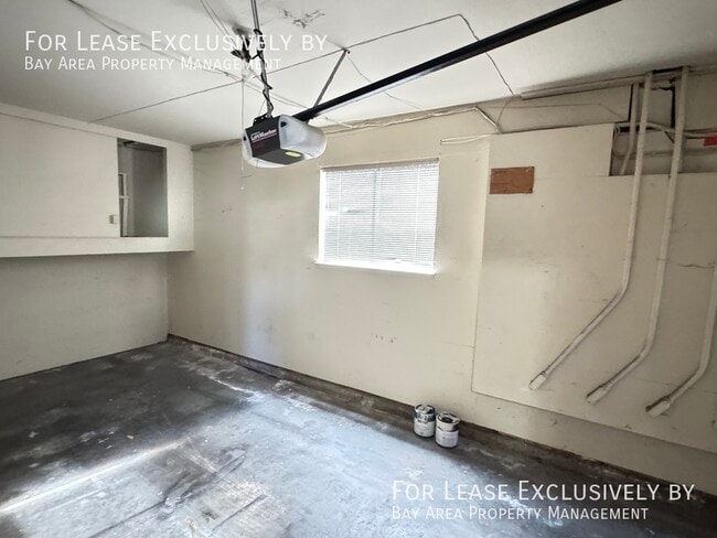 Building Photo - 1 BR 1BA ground floor Apartment w/ garage,...