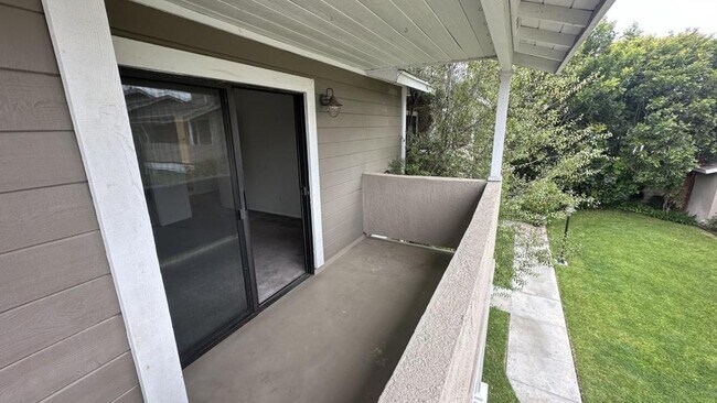 Building Photo - 2424 Santa Ana Ave