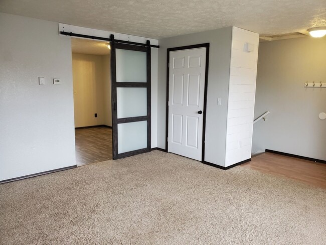 Building Photo - Darling updated duplex