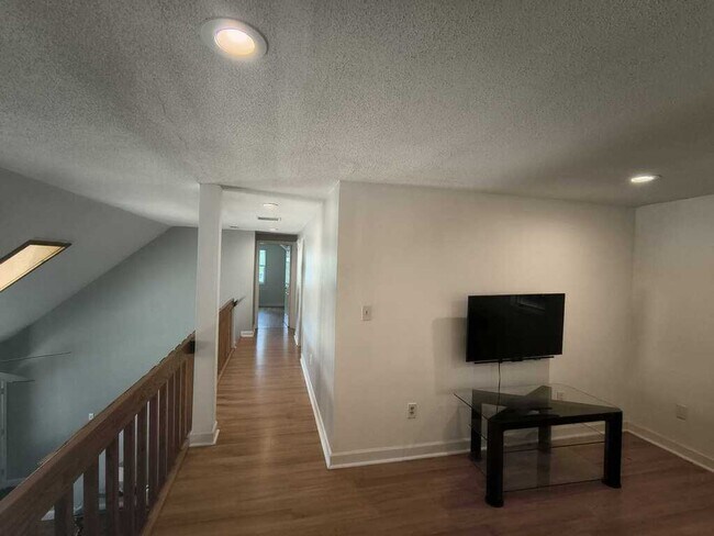 Building Photo - 421 E Hyerdale Dr
