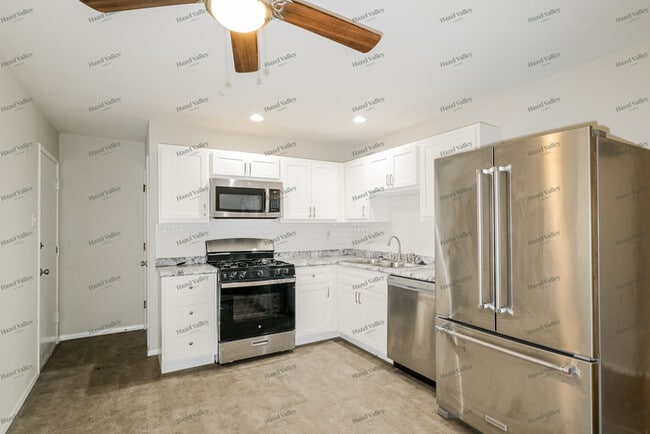 Building Photo - 6714 Village Square Dr