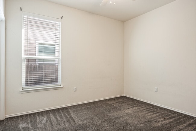 Building Photo - 805 Sandhill Branch Dr