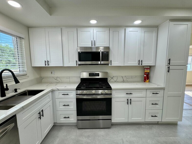 Building Photo - 251 E Heather St