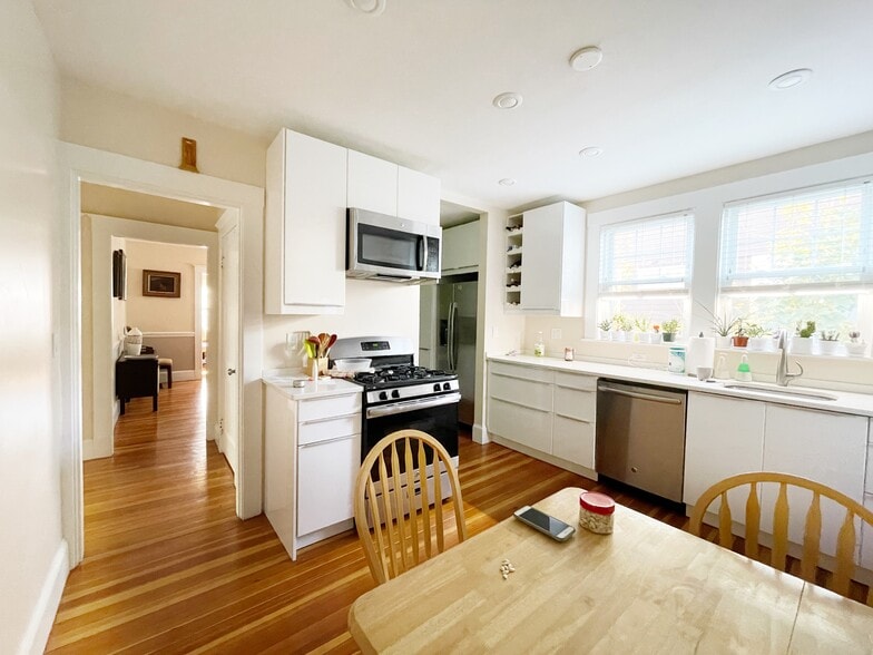 Eat in New Kitchen - 33 Carver Rd