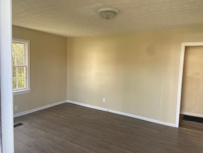 Building Photo - **AVAILABLE NOW**2 Bedroom / 1 Bathroom Ho...
