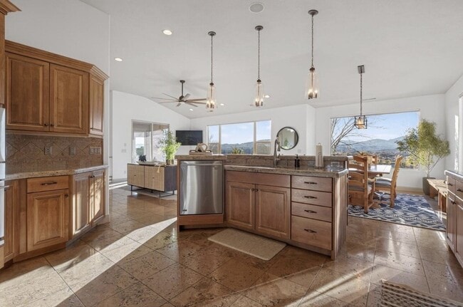 Building Photo - VIEWS AND FURNISHED