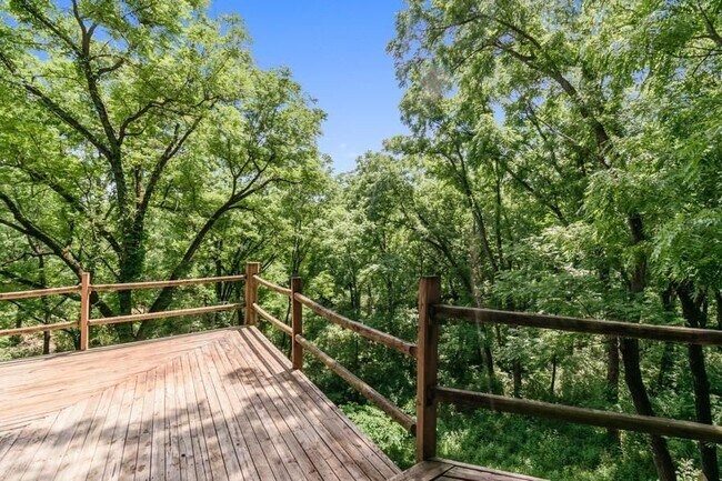 Building Photo - 4702 Dover Dr