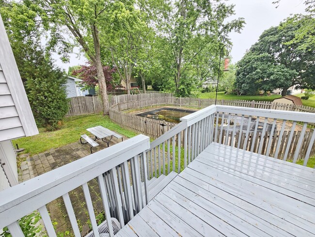 Building Photo - 571 White Birch Rd