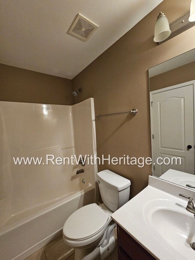 Building Photo - Amazing 4 Bedroom/ 3 Bath Home / Attention...