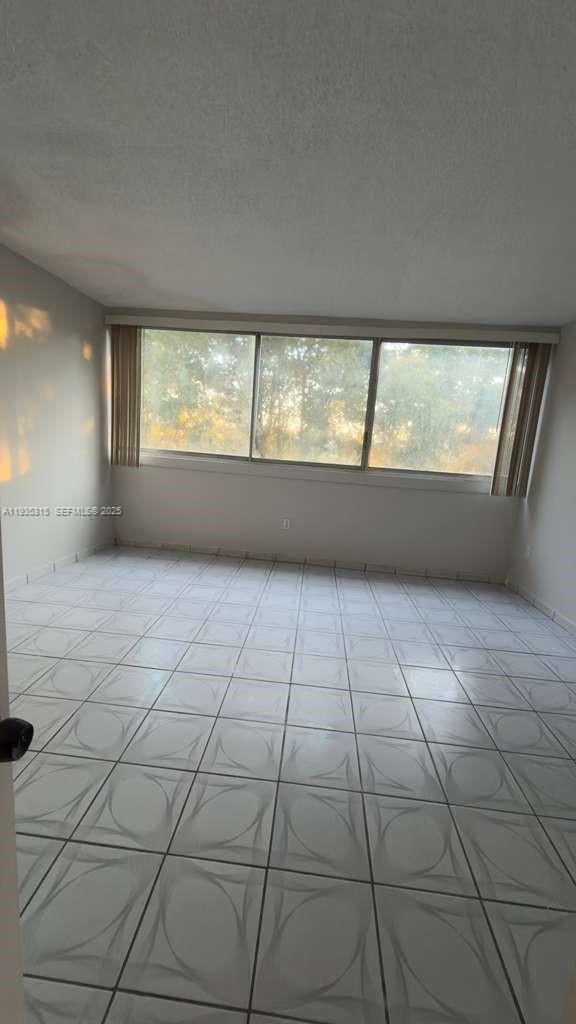 Building Photo - 1750 W 56th St