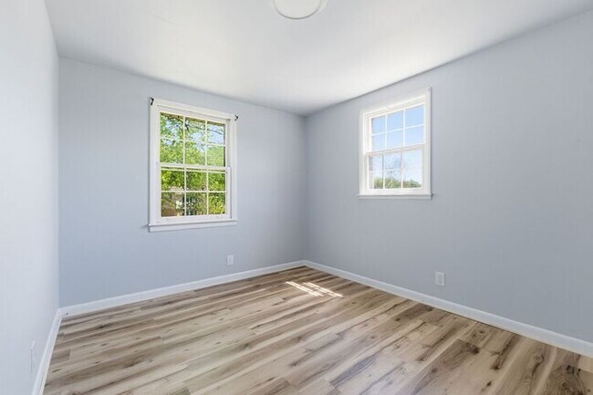 Building Photo - Prime Bellevue Location! 3-Bed Townhouse with 1.5 Baths