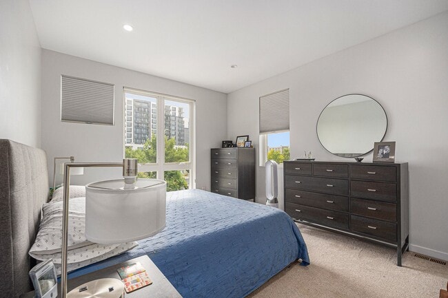 Building Photo - End unit 2bed/2.5 bath plus bonus office/r...