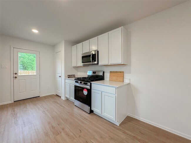 Building Photo - 1515 Las Cuevas Dr