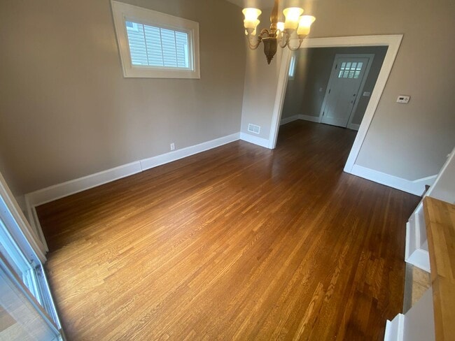Building Photo - 4 Bedroom- Grandview