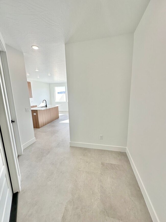 Building Photo - PET FRIENDLY!! HURRICANE TOWNHOME!