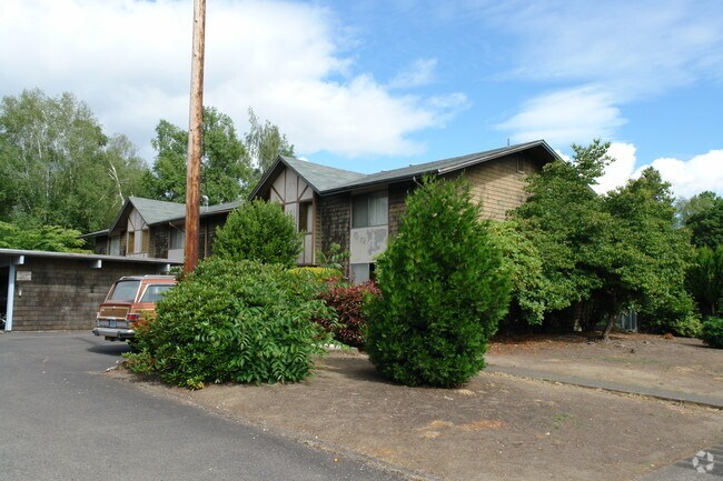 Building Photo - Town House North