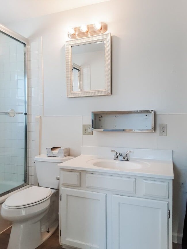 Building Photo - PET FRIENDLY 3 BED/ 2 BATH WITH GARAGE