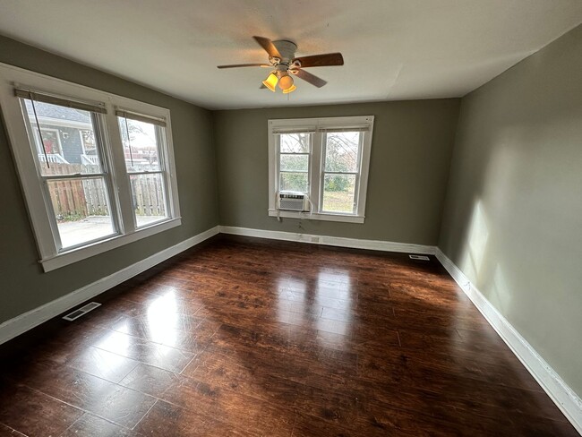 Building Photo - Adorable One Bedroom Duplex Near Plaza Midwood!
