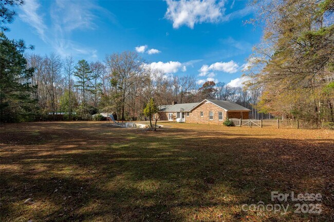 Building Photo - 4601 Linda Kay Dr