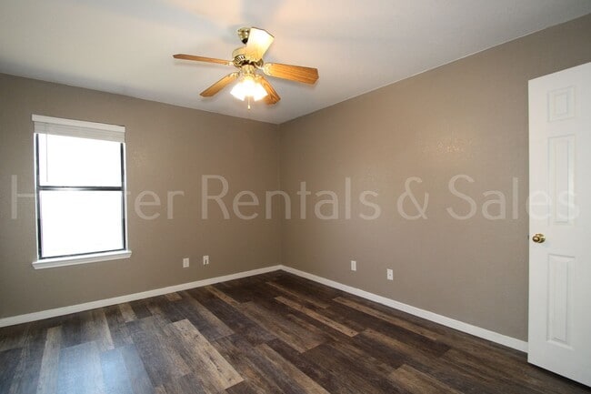 Building Photo - Quiet Area with No Backyard Neighbors