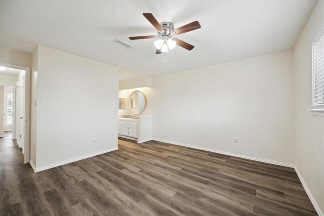 Building Photo - 5815 Bridgegate Dr