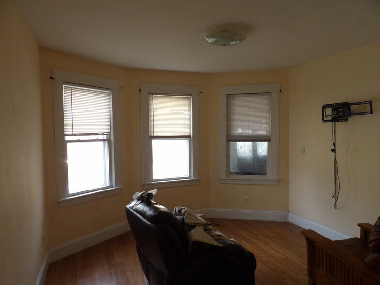 Living Rm - 112 Jackson Ave