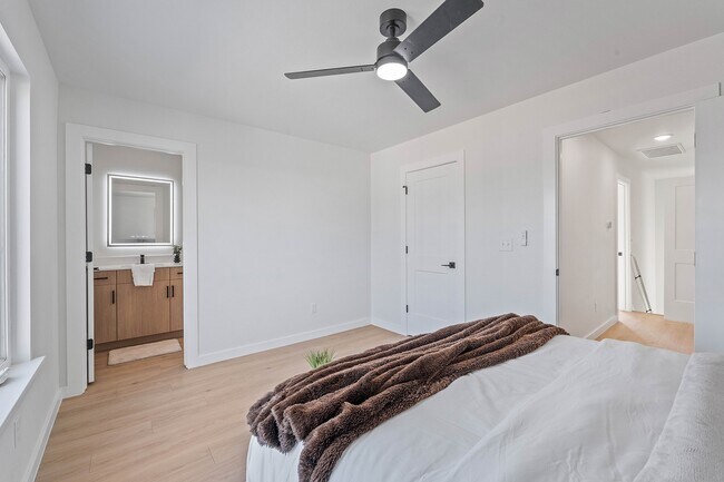 Building Photo - 1479 W Hendon St