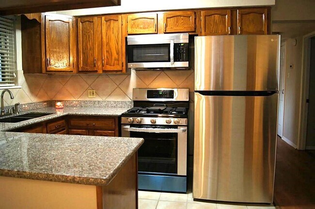 Building Photo - 3515 Castledale Dr