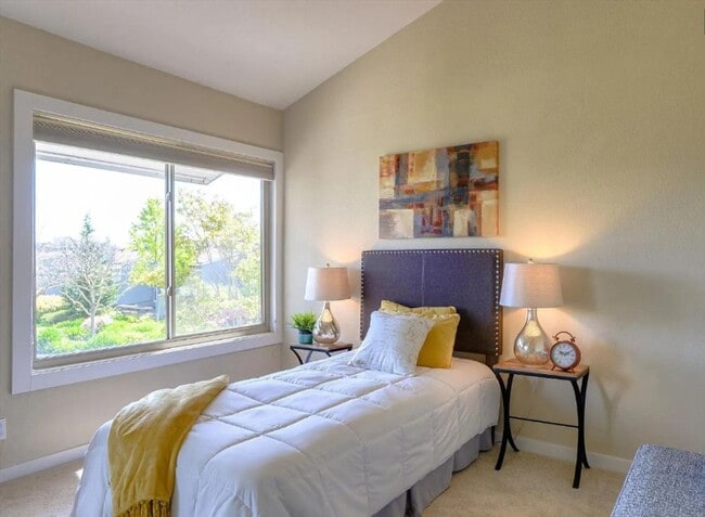 Building Photo - Spacious & bright 3 bedroom 2 bath home in...