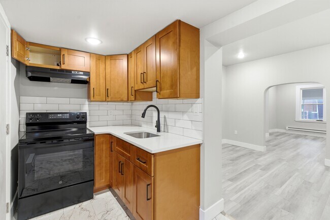 Building Photo - 662 N Yewdall St