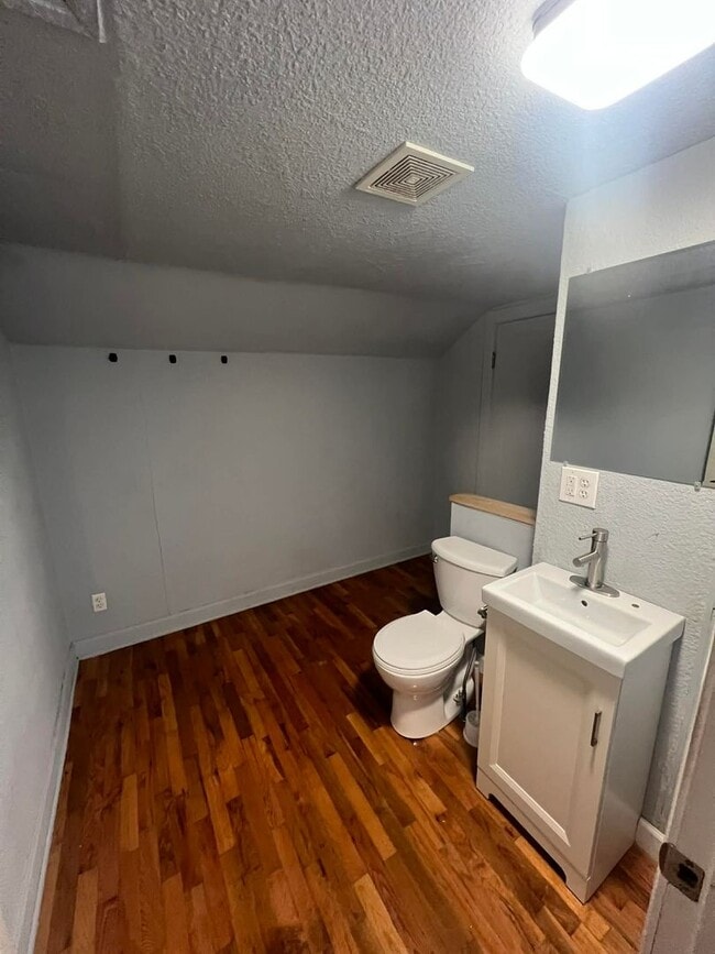 Building Photo - 214 Olive St