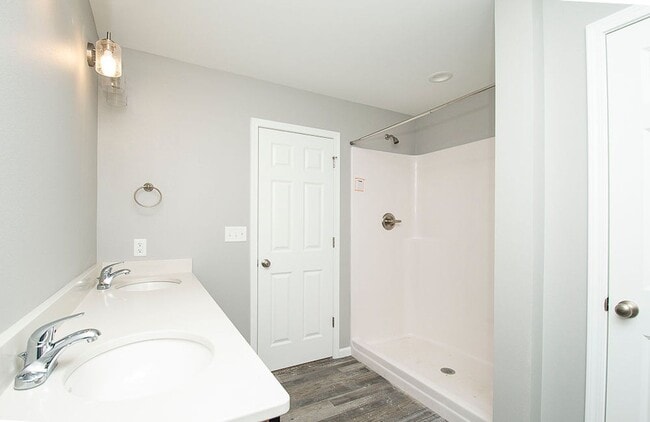 Building Photo - Charming Townhome in South Bismarck – Move-In Ready!