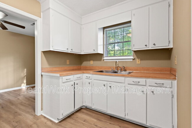Building Photo - 260 Dorchester Manor Blvd