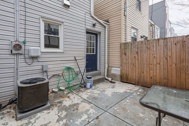 Building Photo - Newly Renovated Single Family Brewerytown