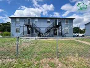 Building Photo - Charming 2-Bedroom Upstairs Apartment in Irving – Convenient Location, Fenced Yard, and More!