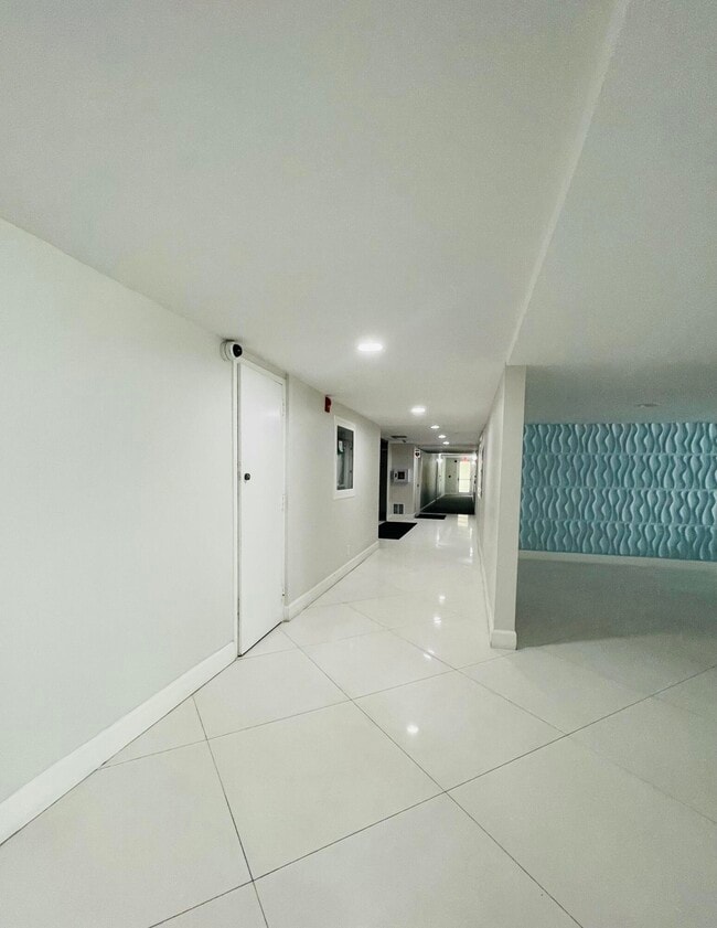 Building Photo - 1237 Hillsboro Mile