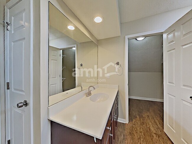 Building Photo - 2327 Devonshire Dr