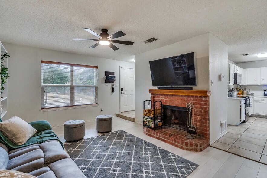 Building Photo - Room in House on Bandera St