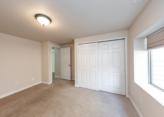 Building Photo - 5607 University Village View