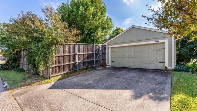 Building Photo - 900 Tupelo Dr