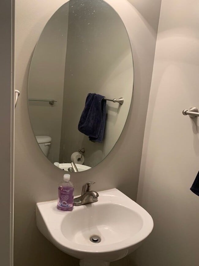 Building Photo - Beautiful 3 bedroom home with room for everyone & pets!