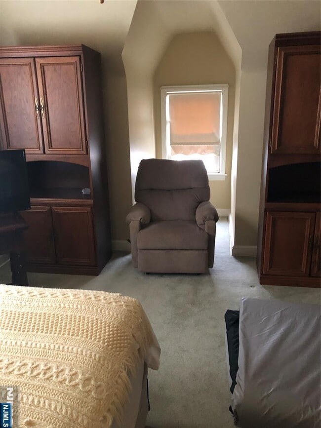 Building Photo - 5 5th St