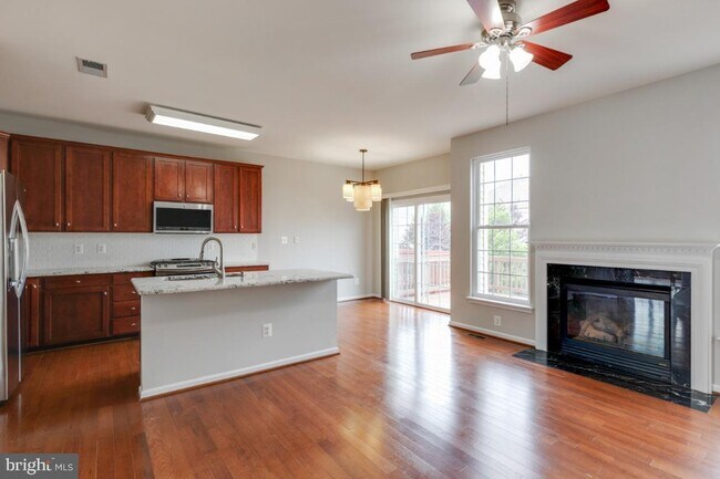 Building Photo - Spacious 3-level townhome with a 2-car garage in the desirable South Riding community.