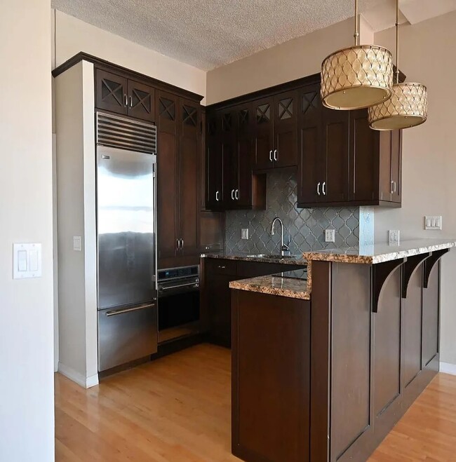 Building Photo - High-End Living in a Prime Area