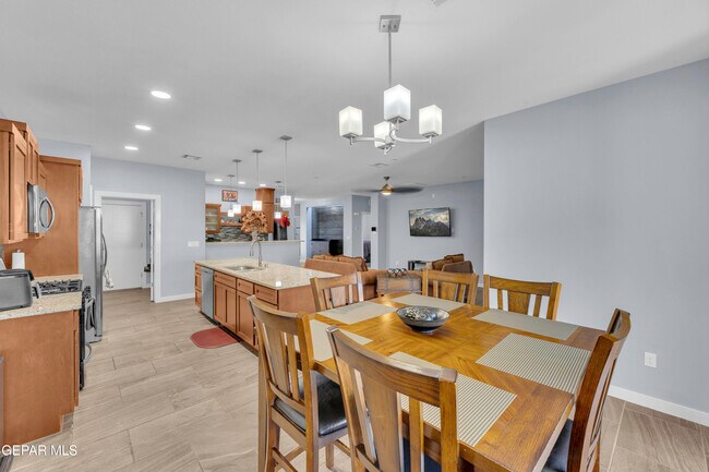 Building Photo - 12631 Mark Twain Ave